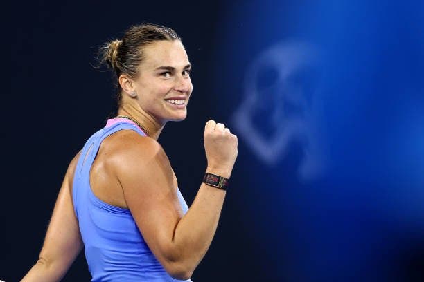 Sabalenka dá nova demonstração de força rumo às ‘meias’ em Brisbane