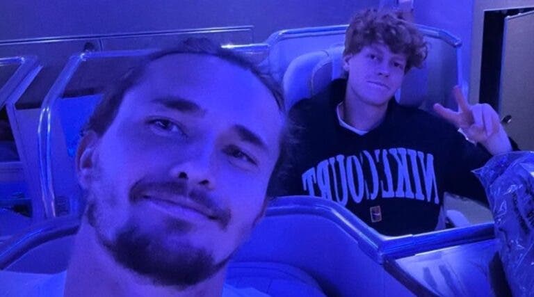 Zverev e Sinner viajaram juntos da Austrália: «Pelo menos aqui vou à frente dele»