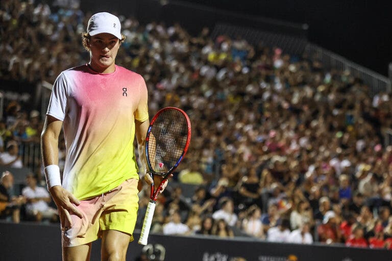 João Fonseca acusa sequência de encontros e pressão do momento e cai na 1.ª ronda do Rio Open