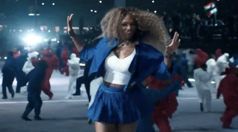 [VÍDEO] Serena Williams surpreende e dança no relvado durante o ‘Half Time Show’ do SuperBowl