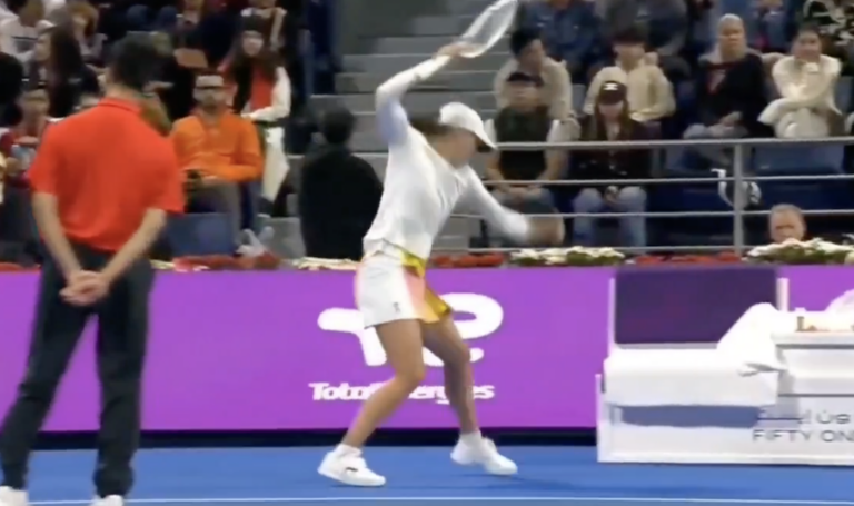 [VÍDEO] Swiatek atirou a raquete ao chão e Ostapenko reage… bem ao seu estilo