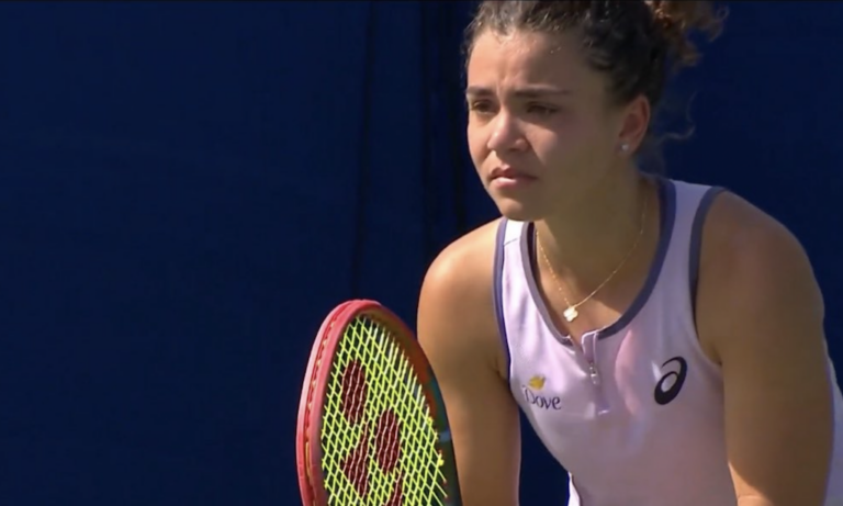 Paolini lesiona-se contra Kenin, acaba a jogar em lágrimas e falha defesa do título no Dubai