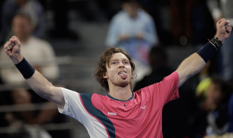 Hora de sorrir! Rublev volta aos títulos em Doha e repete troféu pela primeira vez