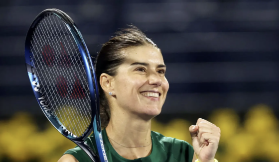 Cirstea e Shnaider levam pneus mas vencem e defrontam-se em Austin