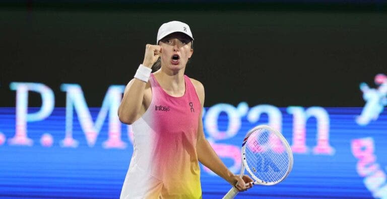 Swiatek segue para os ‘quartos’ no Dubai, Noskova surpreende Pegula