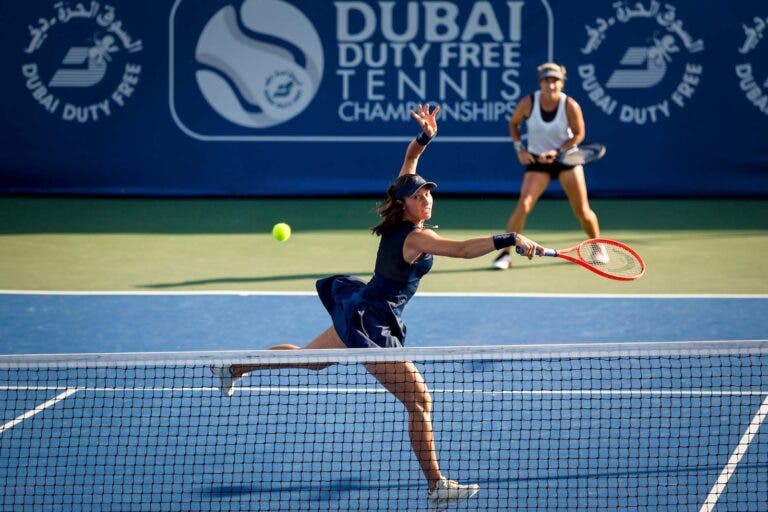 Luisa Stefani luta, mas cai nas quartas em Dubai