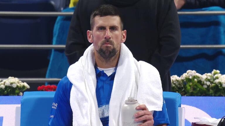 Djokovic regressa à competição com derrota clara para Berrettini na 1.ª ronda de Doha