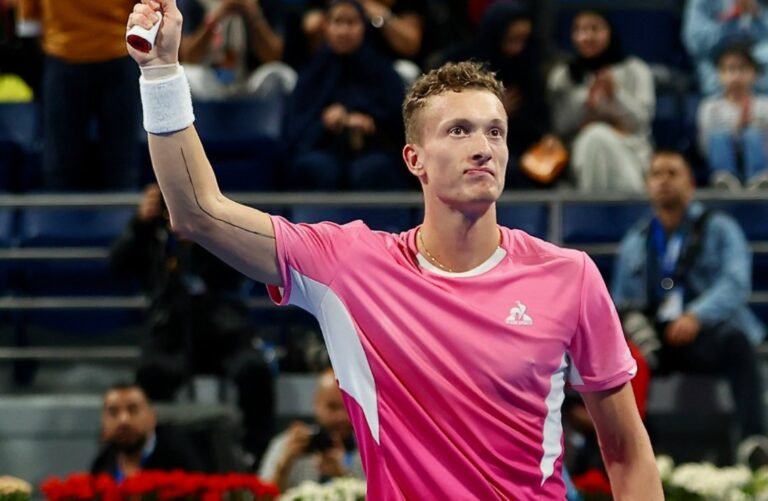 Alcaraz desperdiça 4-2, 40-30 no terceiro set e perde para Lehecka em Doha