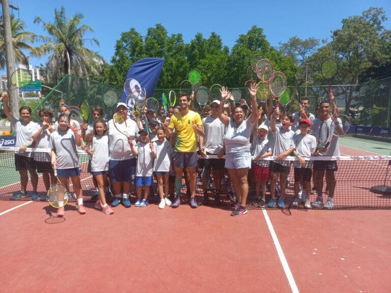 Lorenzo Musetti visita projeto de tênis no Rio de Janeiro