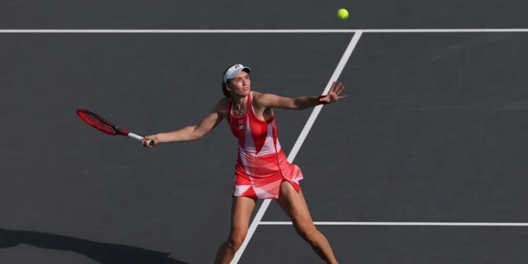 Rybakina leva susto, mas estreia com vitória importante em Abu Dhabi