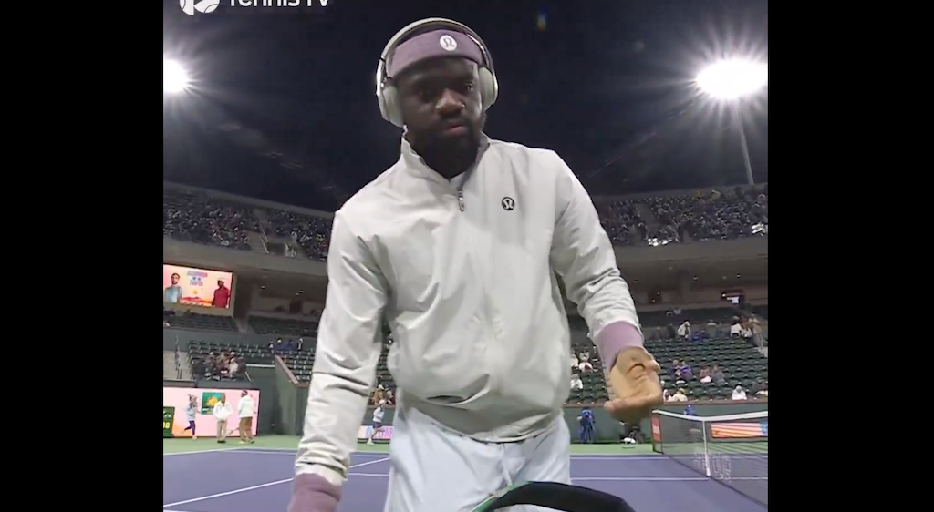 [VÍDEO] Tiafoe chegou ao court para jogar em Indian Wells… mas não tinha raquetas