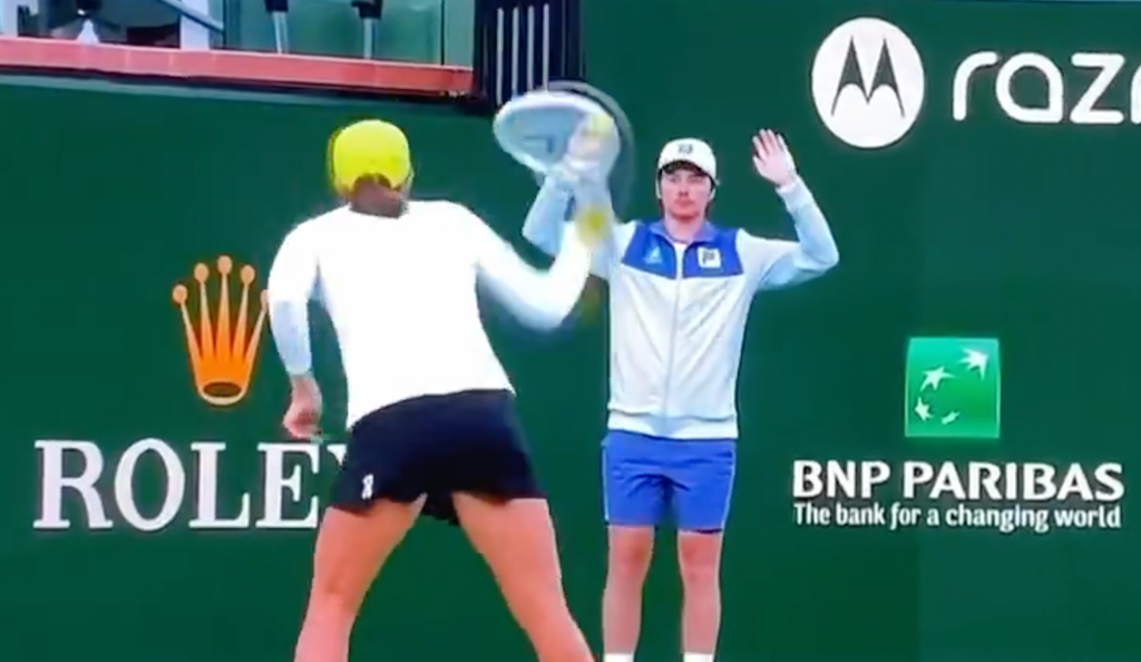 [VÍDEO] O gesto feio (e perigoso) de Swiatek com um apanha-bolas em Indian Wells