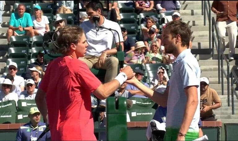 Michelsen desiste após 10 minutos de jogo e Medvedev segue em Indian Wells