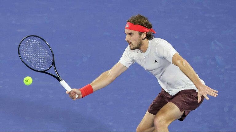 Mistério resolvido? Pormenor aponta marca de raquete que Tsitsipas utilizou no Dubai