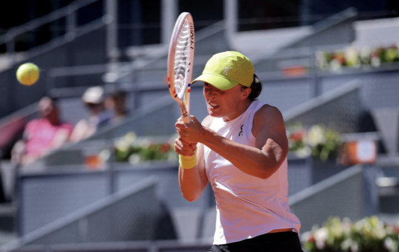 Swiatek apanha susto mas vinga-se de Eala e avança em Madrid, Ostapenko cai com estrondo