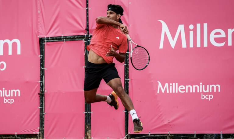 Pereira e Rocha ficam à porta do quadro principal do Millenium Estoril Open