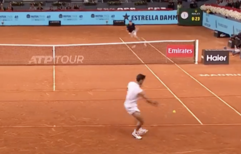 [VÍDEO] O ponto incrível entre Musetti e De Minaur noite dentro em Madrid