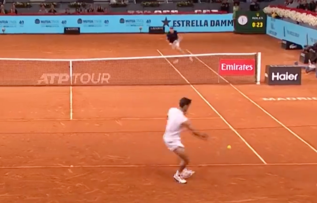 [VÍDEO] O ponto incrível entre Musetti e De Minaur noite dentro em Madrid