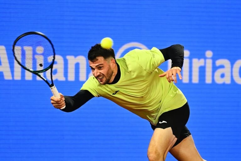 Martínez vira contra Wawrinka em Bucareste e encerra sequência negativa