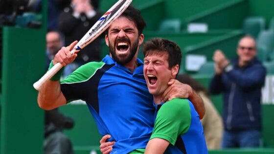 [VÍDEO] Monegasco faz história com título em Monte-Carlo e leva público à loucura