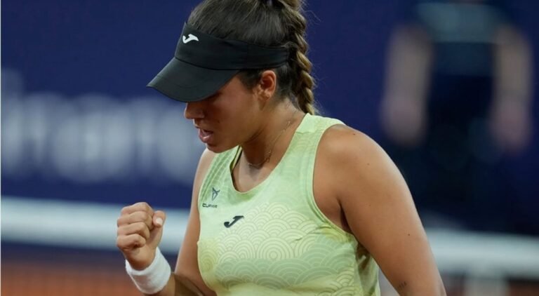 Sakkari toma ‘pneu’ e cai na estreia em Rouen