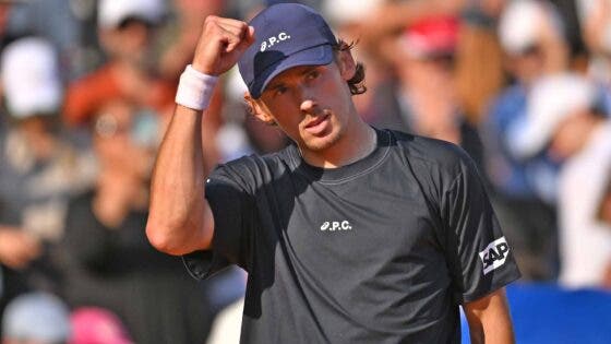 De Minaur: «Vejo-me capaz de ganhar a qualquer um em terra batida»