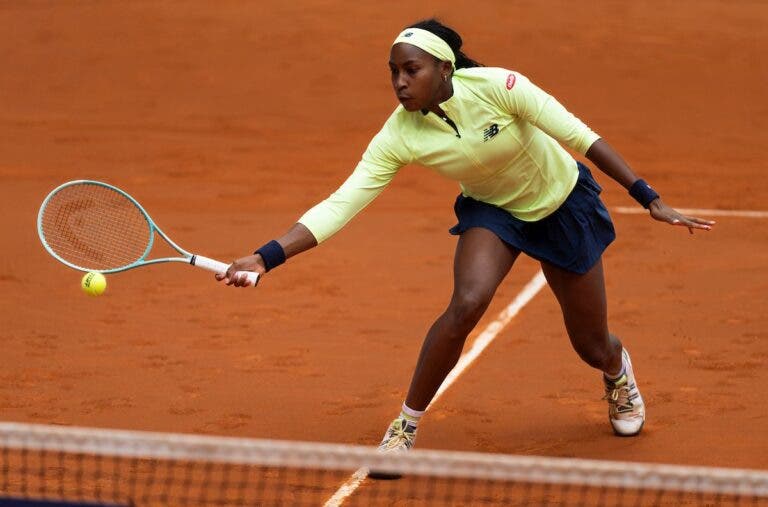 Gauff leva pneu mas resiste a duelo dramático em Madrid, Keys festeja sem problemas