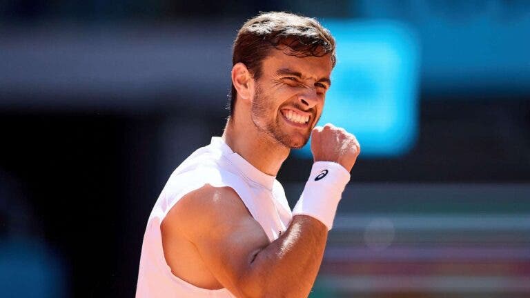 Musetti bate Tsitsipas em Madrid, Draper avança após desistência de Berrettini
