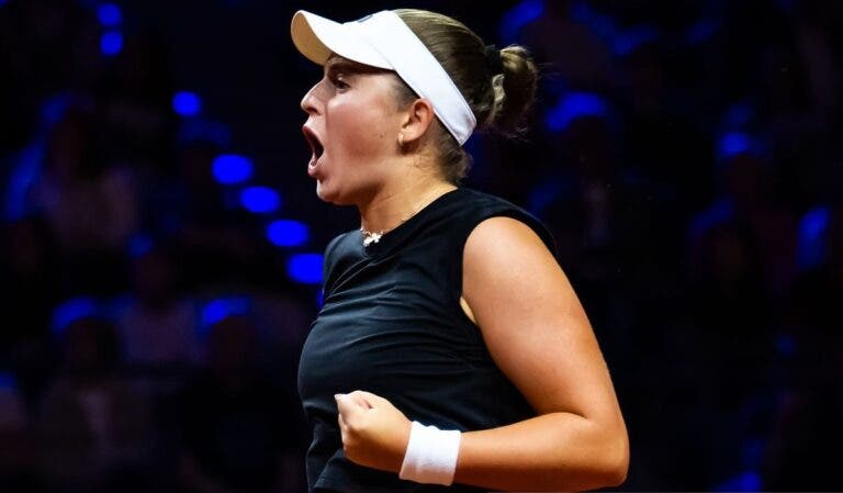 INCRÍVEL! Ostapenko volta a ganhar a Swiatek (6-0 no confronto direto) e está nas ‘meias’ em Estugarda