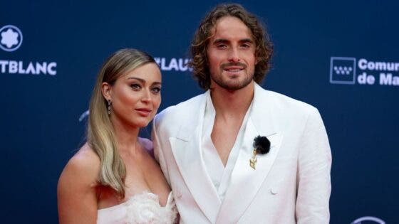 Tsitsipas e Badosa vão vestidos de branco aos Prémios Laureus e falam em… casamento