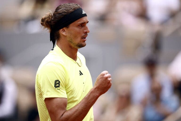 Zverev melhora e avança para os oitavos de final em Roland Garros