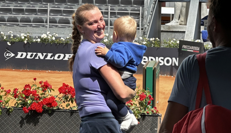 Kvitova vence em Roma e celebra pela primeira vez desde que foi mãe
