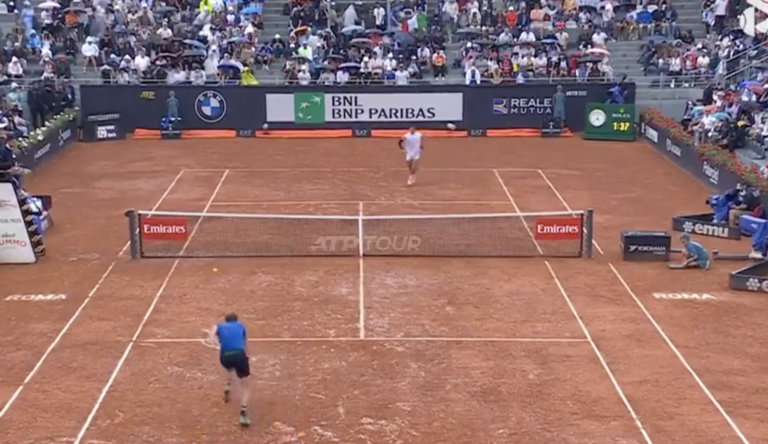 [VÍDEO] Musetti ficou com match point contra Medvedev… no meio de chuva torrencial