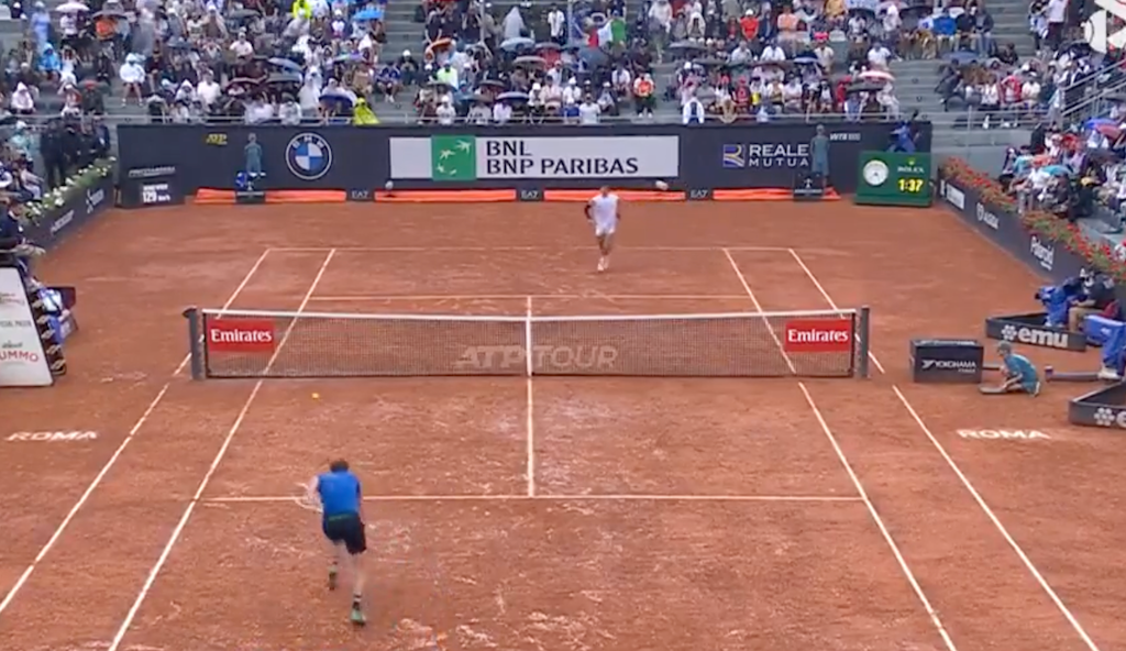 [VÍDEO] Musetti ficou com match point contra Medvedev… no meio de chuva torrencial