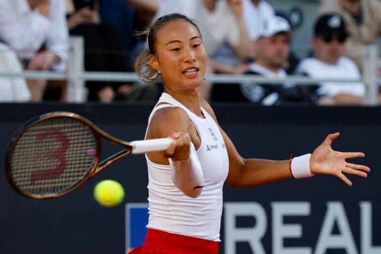 À sétima é de vez! Zheng vence (finalmente) Sabalenka e estreia-se nas ‘meias’ em Roma