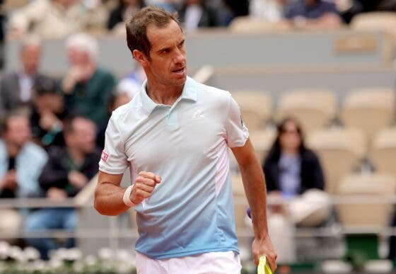 Gasquet faz história em Roland Garros, dá show (com direito a pneu) e adia final da carreira