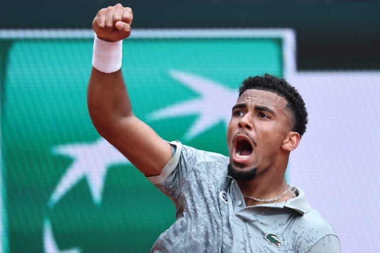 Fils vence pela primeira vez na carreira em Roland Garros, Shapovalov impressiona