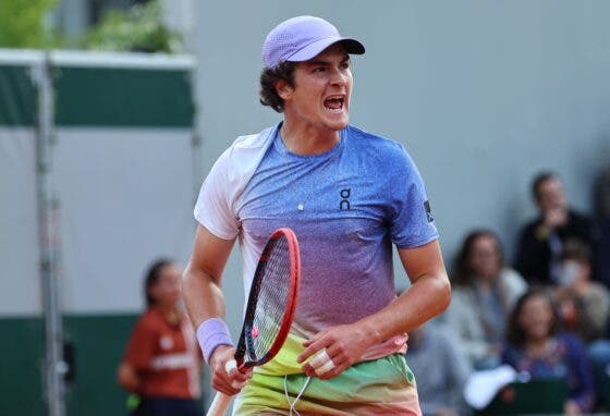 João Fonseca faz exibição absurda e arrasa Hurkacz na estreia absoluta em Roland Garros