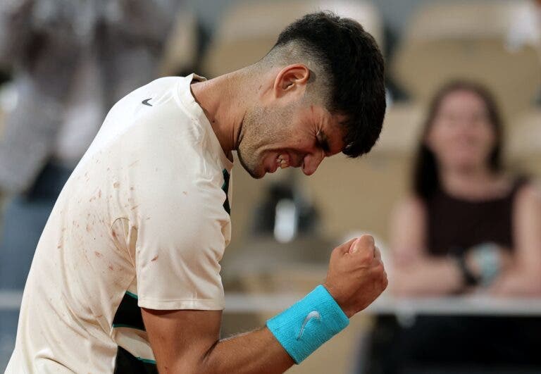 Alcaraz enrola-se na teia de Dzumhur mas escapa rumo aos ‘oitavos’ de Roland Garros