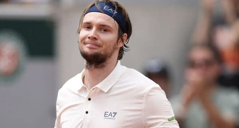 SURREAL! Bublik é arrasado nos dois primeiros sets, mas vira e bate De Minaur rumo à 3.ª ronda