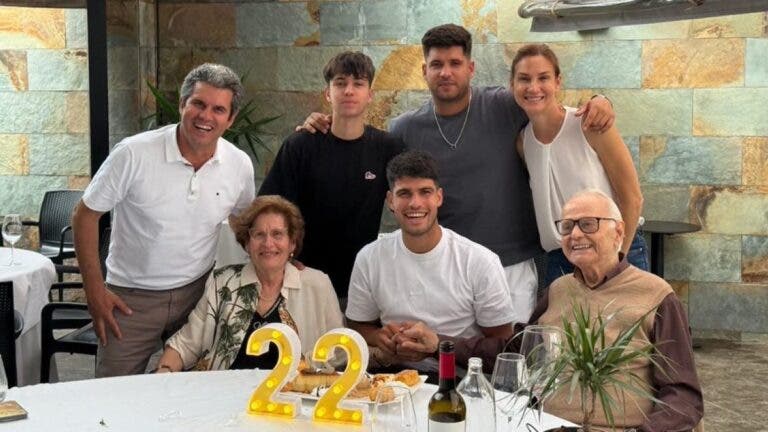 Alcaraz celebrou 22.º aniversário em família e com um bolo… no court