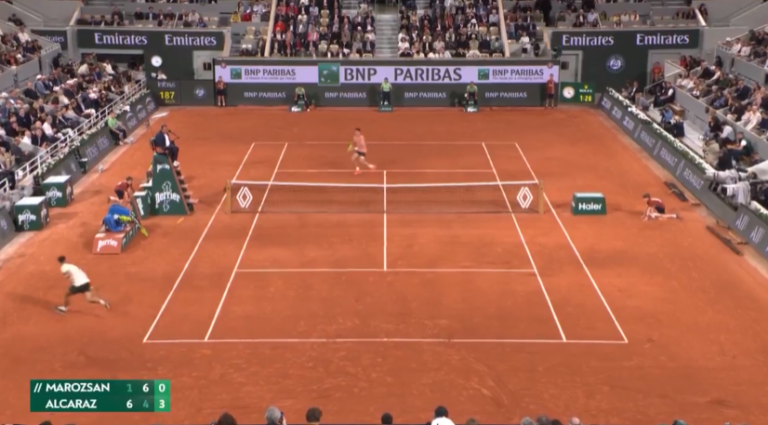 [VÍDEO] Do outro mundo: Alcaraz dispara esquerda à volta da rede em Roland Garros
