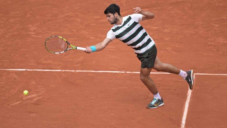Alcaraz deixa um set pelo caminho mas acaba a arrasar rumo à terceira ronda em Roland Garros