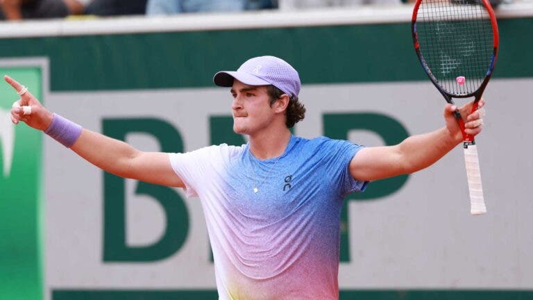 João Fonseca bate francês com autoridade e segue sem perder sets em Roland Garros