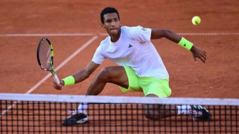 Auger-Aliassime complica (muito) mas sobrevive a montanha russa rumo às ‘meias’ de Hamburgo