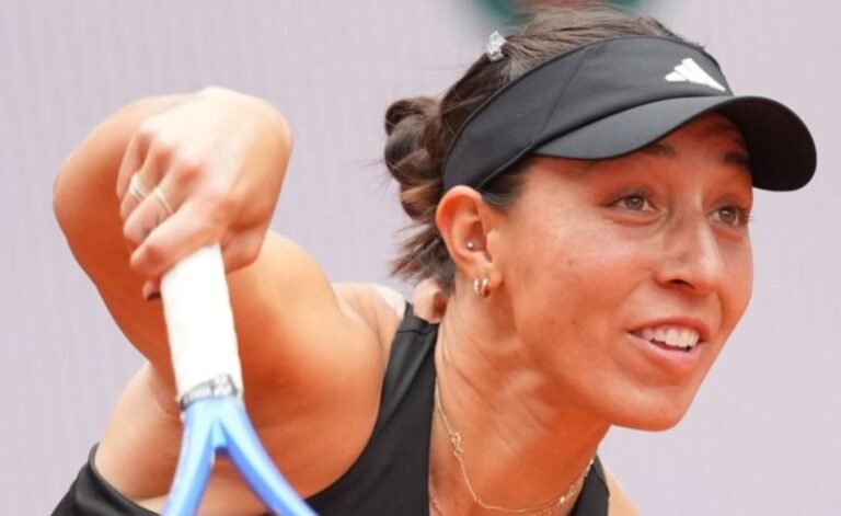 Pegula avança com firmeza em Roland Garros; Sakkari e Jabeur se despedem precocemente