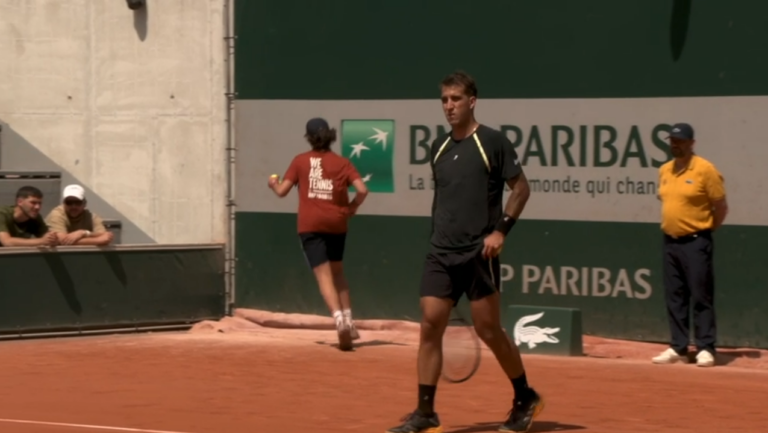 Felipe Meligeni leva virada e cai na estreia do quali de Roland Garros