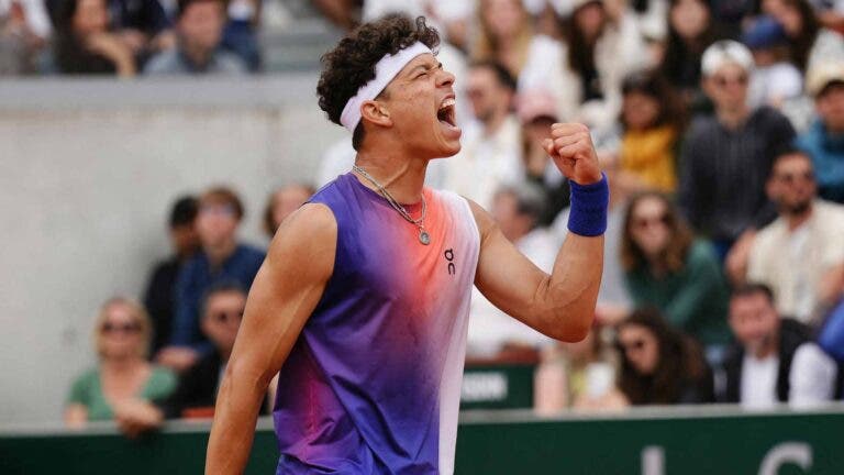 Shelton sobrevive a batalha noite dentro em Roland Garros e segue para a segunda ronda