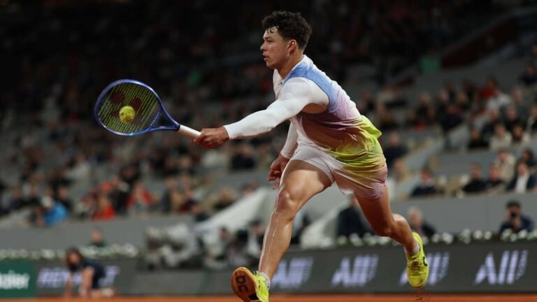 Shelton sobrevive a batalha noite adentro em Roland Garros