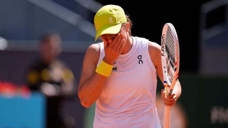 Swiatek joga Roland Garros mas depois pode só voltar… no US Open